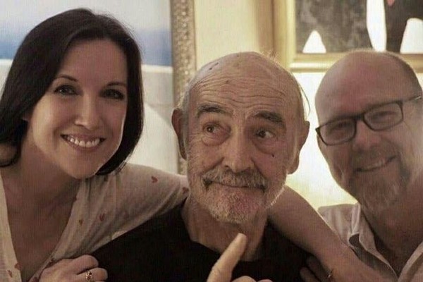 O ator Sean Connery em sua última foto compartilhada com o mundo, em registro feito em seu aniversário de 89 anos, junto com a nora e o filho (Foto: Twitter)
