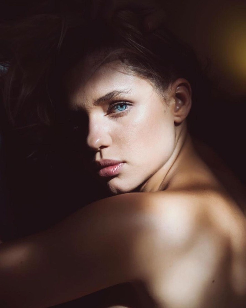 Bruna Linzmeyer posa com seio &agrave; mostra e f&atilde;s elogiam: 'Perfeita' &mdash; Foto: reprodu&ccedil;&atilde;o/instagram