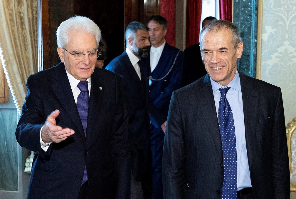 O presidente italiano Sergio Mattarella recebe nesta segunda-feira (28) o ex-chefe do FMI Carlo Cottarelli no palácio presidencial em Roma (Foto:  Italian Presidential Press Office/Handout via Reuters)