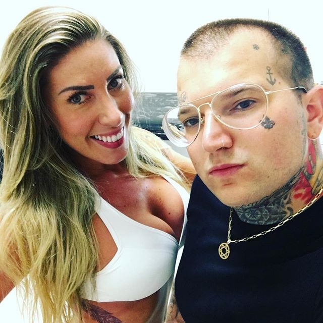 Tati Minerato posa com tatuador (Foto: Reprodução/Instagram)
