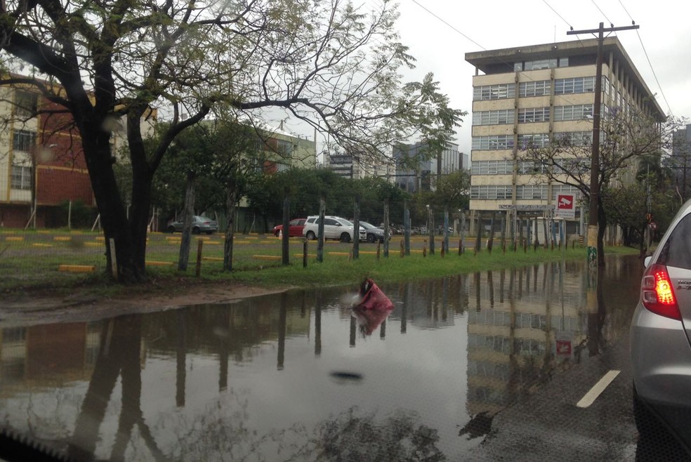 Chuva forte alaga avenida Borges de Medeiros, no Centro de Porto Alegre (Foto: Rafaella Fraga/G1)