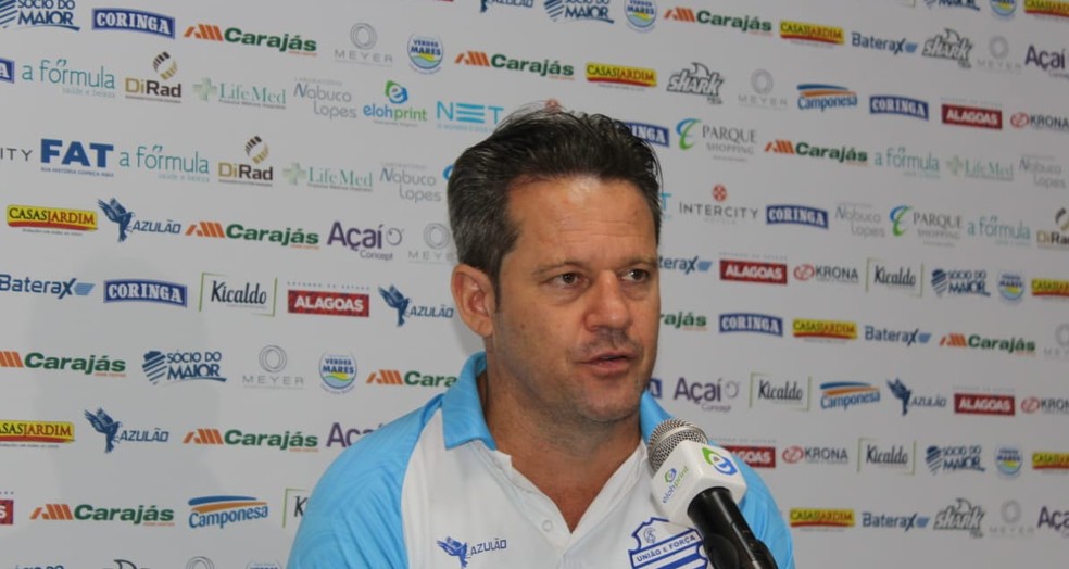 Argel Fucks conversou com a imprensa depois do treinamento desta sexta — Foto: João Alvim/GloboEsporte.com