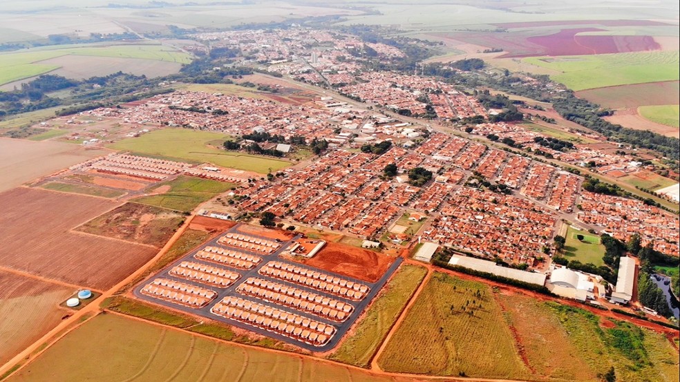 Segundo a prefeitura, infraestrutura do novo n&uacute;cleo est&aacute; adiantada, com asfalto pronto e ilumina&ccedil;&atilde;o sendo instalada &mdash; Foto: Prefeitura de Macatuba/Divulga&ccedil;&atilde;o