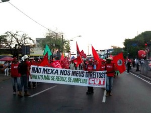 Passeata dos manifestantes começou na Praça Ipiranga e seguiu pela Avenida Tenente Coronel Duarte, no centro de Cuiabá. (Foto: Carolina Holland / G1)