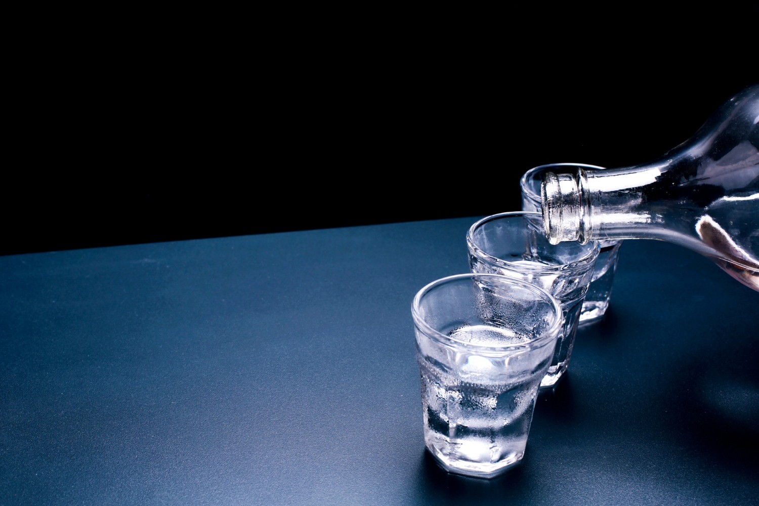A vodka russa está entre os produtos que deixarão de ser importados ao país (Foto: Reprodução / Freepik)