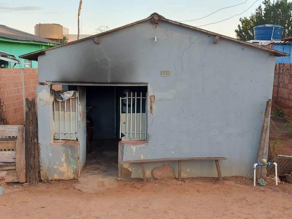 Casa foi incendiada enquanto morados dormia no local — Foto: Polícia Militar