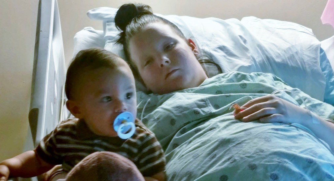 Daniel acompanha o tratamento da mãe Jennifer no hospital (Foto: Arquivo pessoal)
