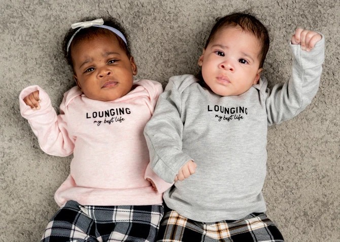 Gêmeos nascem com cores de pele diferentes  (Foto: Dan Charity - The Sun)