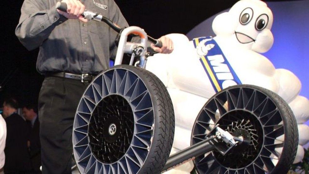 O Tweel da Michelin foi lançado em 2005, mas é usado principalmente em veículos de baixa velocidade — Foto: GETTY IMAGES