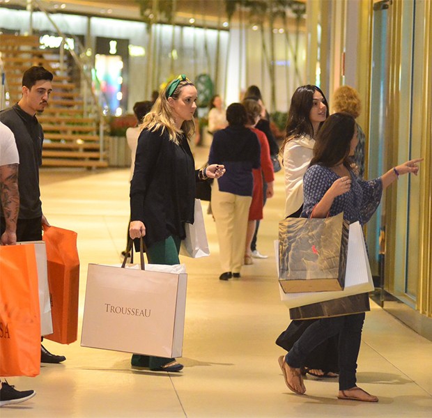 Isis Valverde faz compras em Shopping (Foto: AgNews)