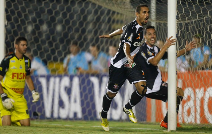Douglas Silva gol Vasco (Foto: Alexandre Cassiano / O Globo)