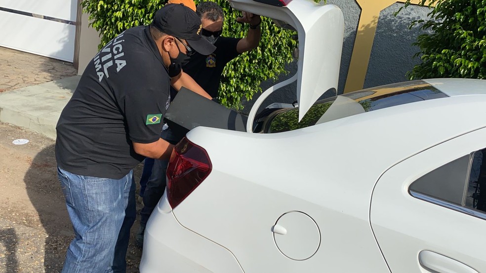 Um computador e um celular foram apreendidos pelos agentes — Foto: Caíque Rodrigues/G1 RR