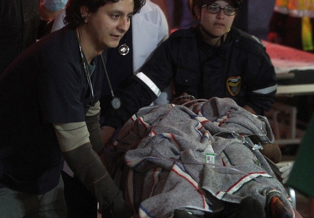 Equipes de paramédicos trazem sobreviventes do avião que transportava a Chapecoense na Colômbia (Foto: Luis Eduardo Noriega A./EFE)