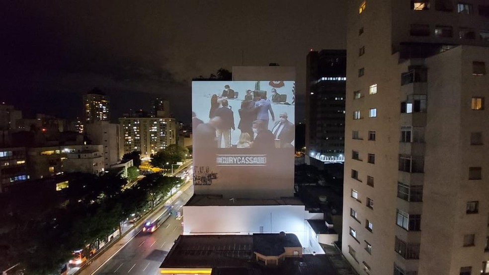 Grupo projetou vídeo em prédios da capital pressionando o presidente da Alesp, Carlão Pignatari, pela cassação de deputado Fernando Cury, que tocou o seio da deputada Isa Penna — Foto: Divulgação