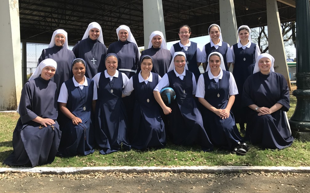 As irmãs carmelitas de Ponta Grossa (PR) usam as praças da cidade para jogar futebol (Foto: Gabriela Ribeiro)