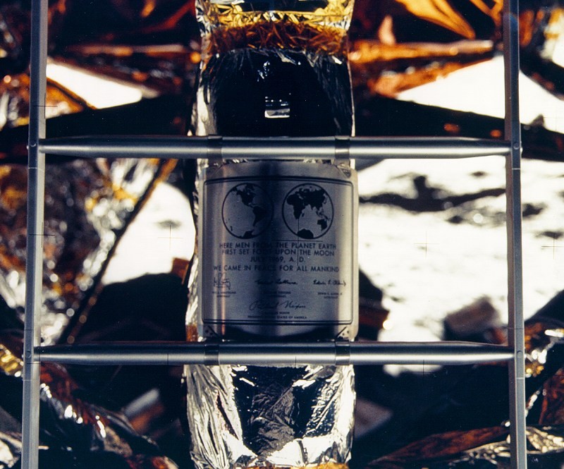 Plaqueta deixada na Base Tranquilidade (Foto: NASA)