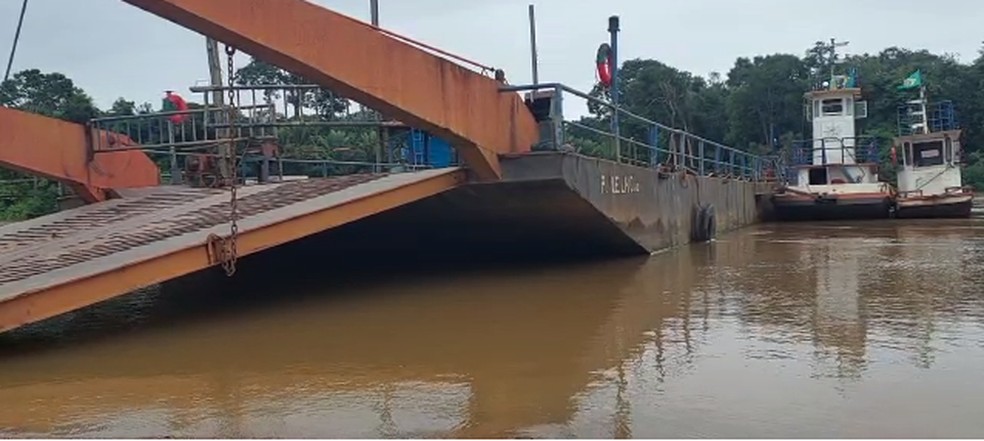 Travessia de balsa em Alto Paraíso, RO — Foto: Reprodução