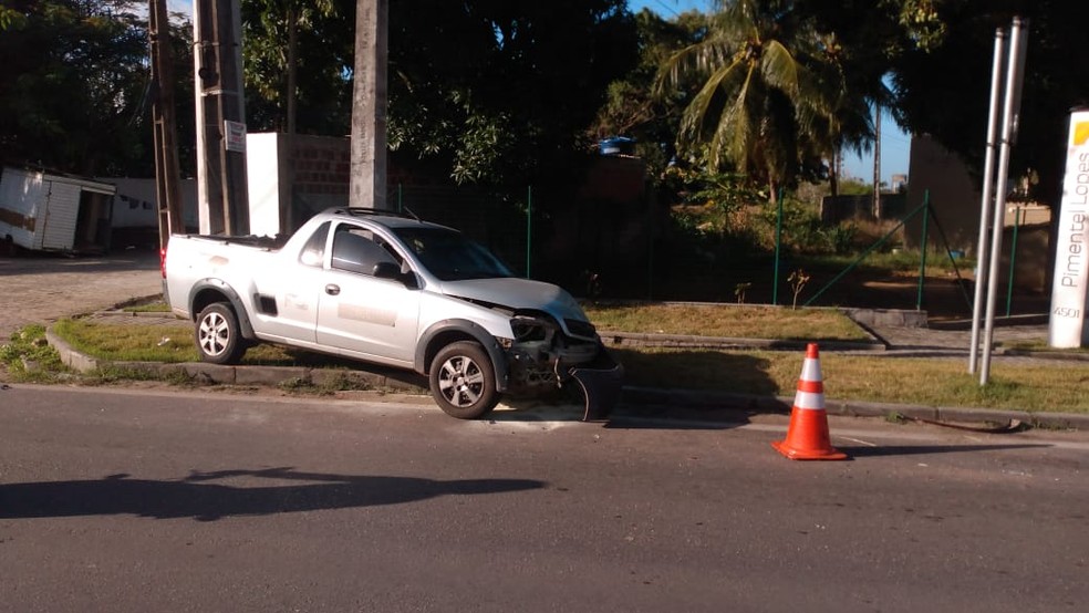 Montana vateu na traseira do outro veículo causando acidente na Avenida Marcelo — Foto: Alex Alves/TV Gazeta