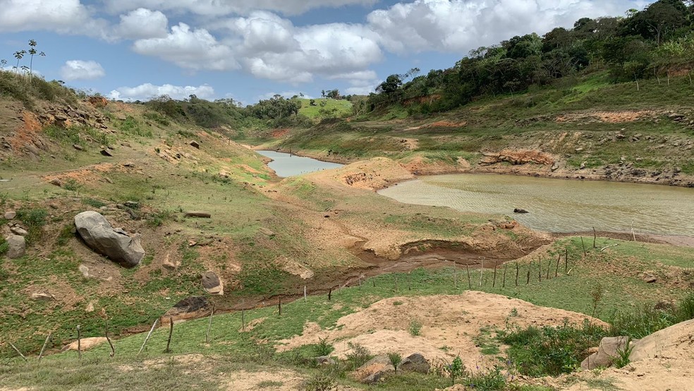 Crise hídrica e colapso de abastecimento modifica rotina da população no Brejo da Paraíba — Foto: Erickson Nogueira/g1