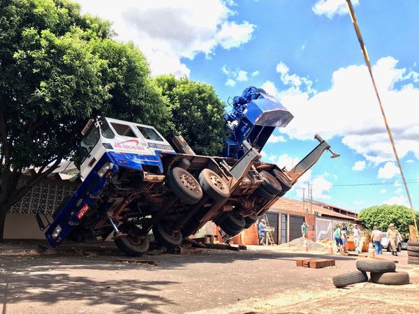 Guindaste Que Caiu Piscina Sobre Residencia E Retirado Apos 28 Horas Em Campo Grande Mato Grosso Do Sul G1