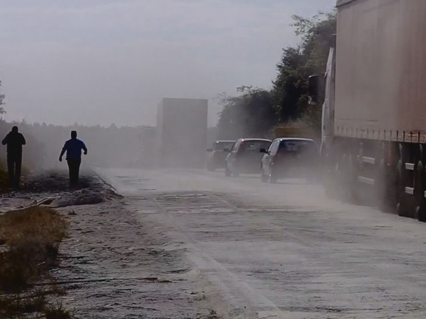 Carga de cal ficou espalhada na pista e atrapalhou a visibilidade  (Foto: Reprodução / TV TEM)
