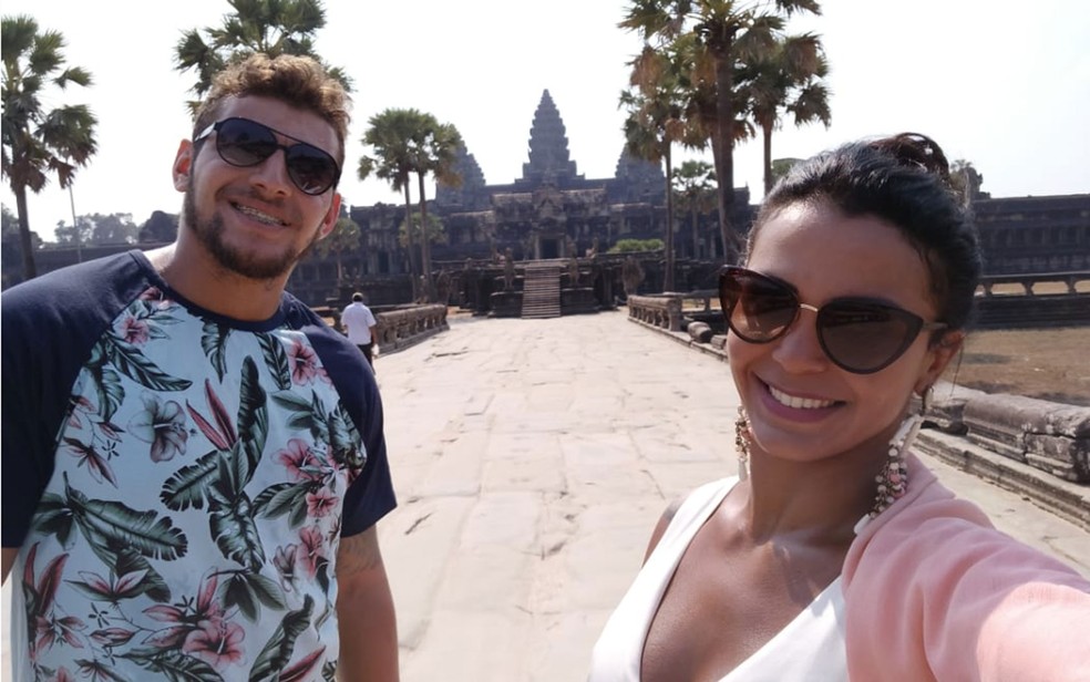 Joice Pacheco e Francisco Junior aguardam, no Camboja, um voo de repatriação   — Foto: Arquivo Pessoal