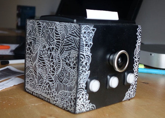 Câmera compacta imprime fotos de forma instantânea e ainda registra vídeos (Fot: Divulgação/Arvid Larsson)