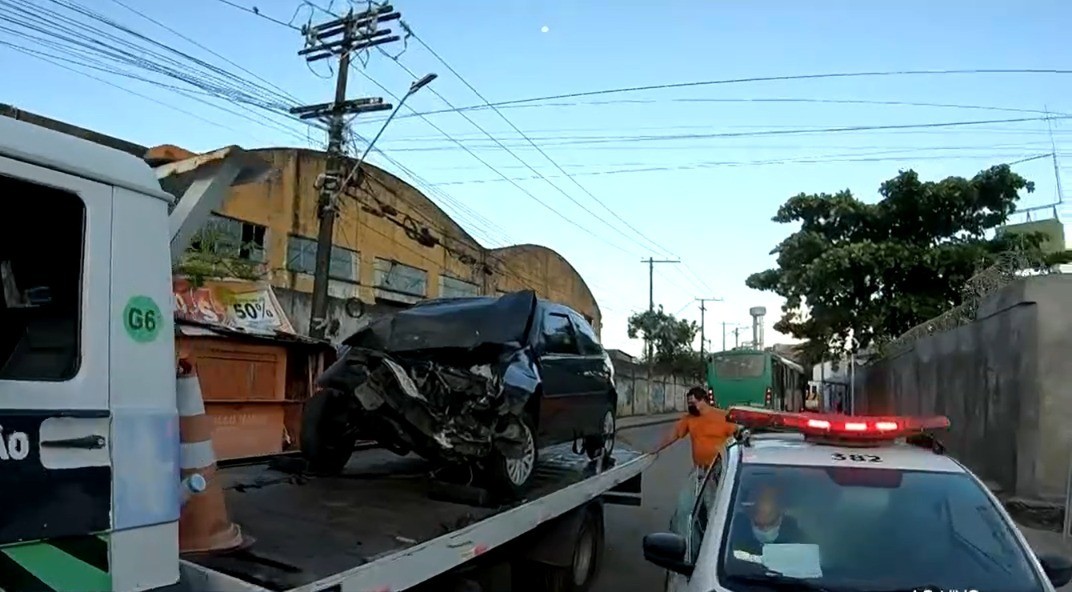Motorista é socorrido para UPA após bater carro em ônibus, em Salvador