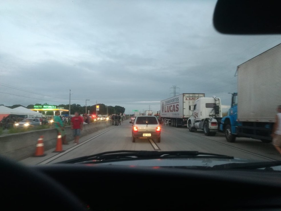 Apesar da saída de alguns manifestantes, alguns caminhoneiros se recusam a deixar a mobilização (Foto: Carolina Sanches/TV Gazeta)