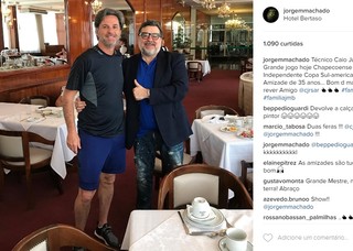 Caio Júnior abraça Jorge Machado: amigos dos tempos de jogadores do Grêmio (Foto: Reprodução Instagram pessoal)