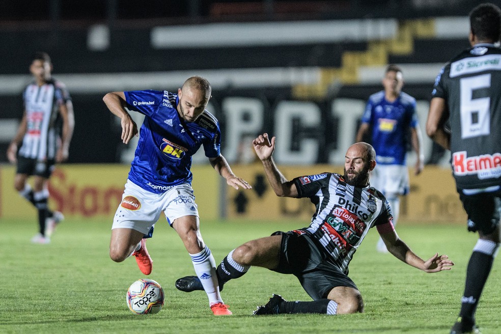 Régis, um dos experientes do elenco, em ação contra o Operário — Foto: Gustavo Aleixo/Cruzeiro