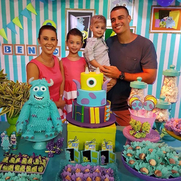 Dani com os filhos, Maria e Bento, e o marido, Felipe (Foto: Reprodução Instagram)