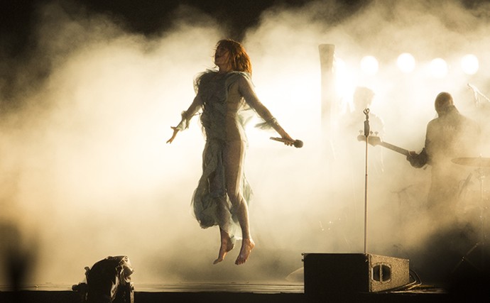 Florence 'flutua' em sua apresentação no Lollapalooza  (Foto: Raphael Dias/Gshow)