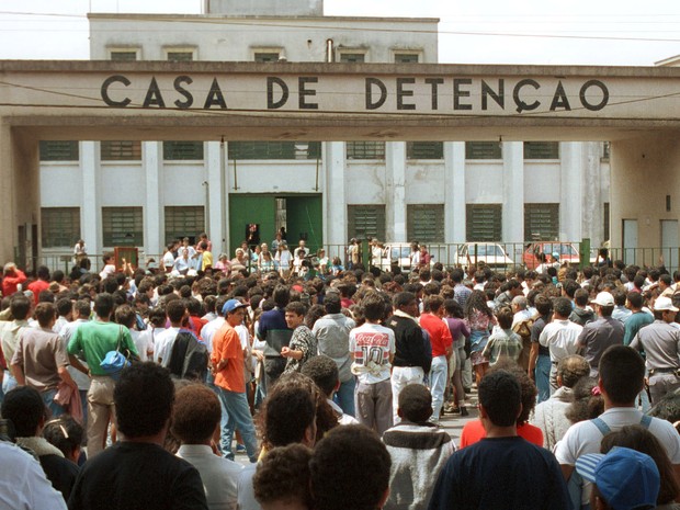Foto de arquivo de 2 de outubro de 1992 mostra multidão de parentes e curiosos na entrada da Casa de Detenção de São Paulo (Carandiru) a espera pelo final do confronto entre detentos e policiais (Foto: Heitor Hui/Estadão Conteúdo/Arquivo)