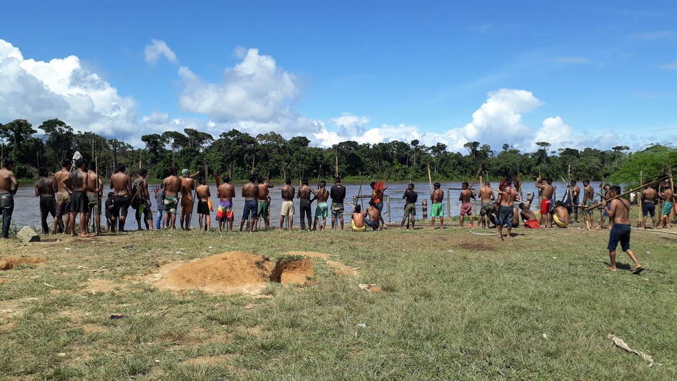 Yanomami posicionados na comunidade Palimiú, Terra Indígena Yanomami, Norte de Roraima — Foto: Marcelo Marques/Rede Amazônica/Arquivo
