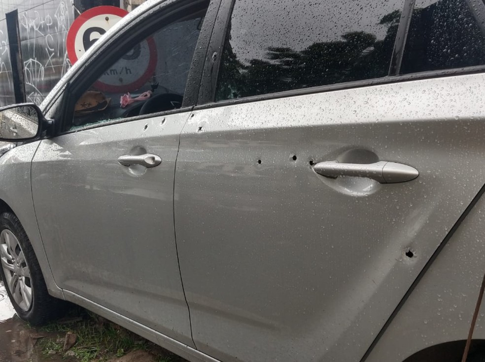 Veículo com marcas de balas efetuadas pela dupla em uma motocicleta. Ninguém foi preso. — Foto: Halisson Ferreira/Sistema Verdes Mares