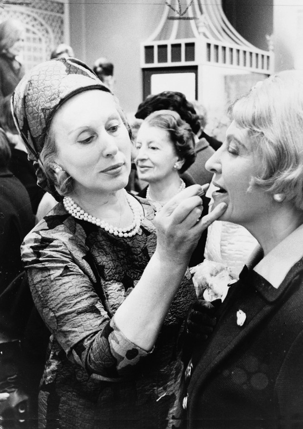 Estée Lauder aplicando batom em uma de suas clientes na loja de departamento Bonwit Teller (1966) (Foto: Bill Sauro)