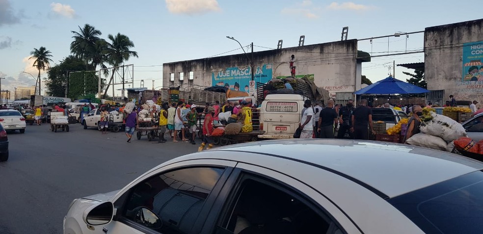 Feira popular de Salvador tem movimento intenso na véspera de São João. — Foto: Sérgio Pinheiro / TV Bahia
