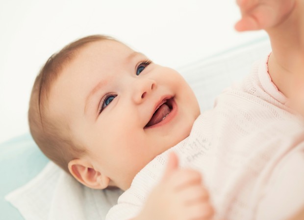 sorriso; bebe; deitado (Foto: Thinkstock)