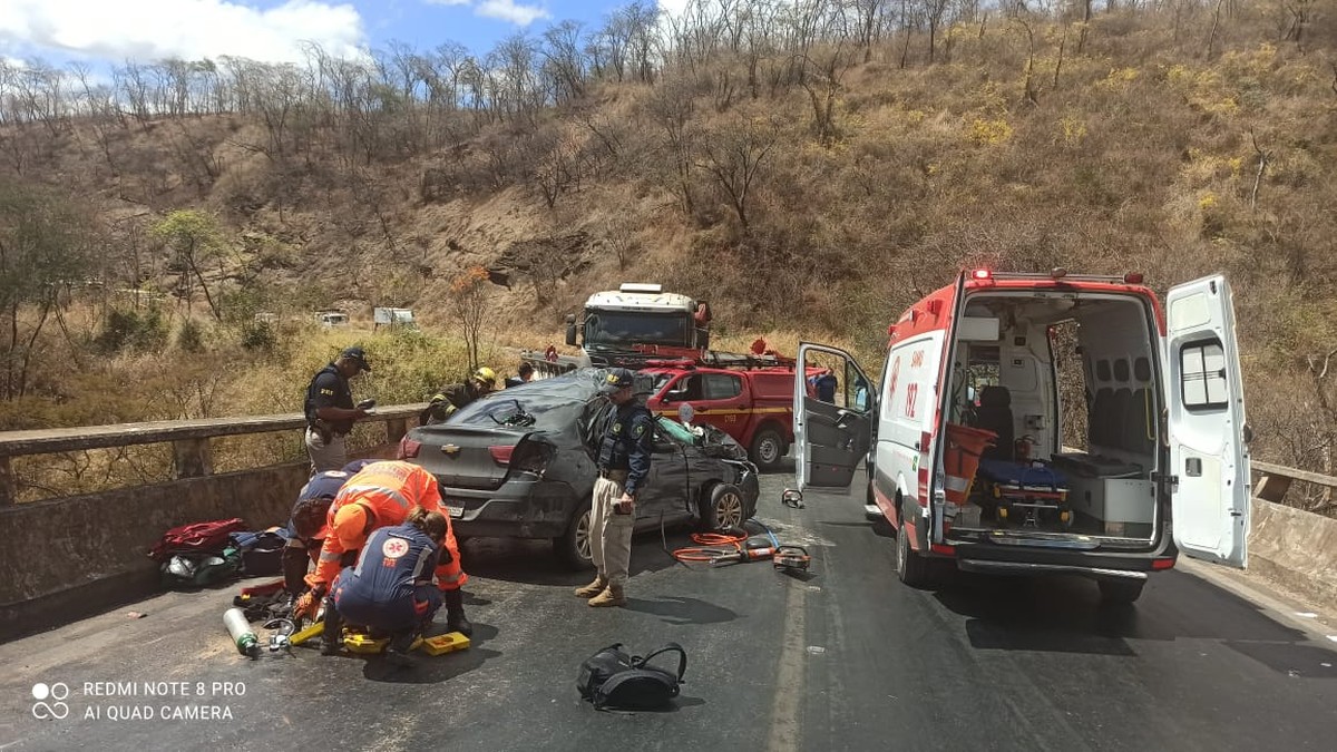 Motorista fica ferido em acidente entre carro e carreta na BR-365, em Montes Claros