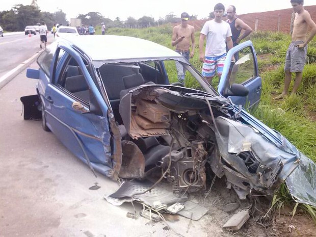 Motor de carro foi arrancado com impacto de batida em Congonhal (Foto: Edson de Oliveira / EPTV)