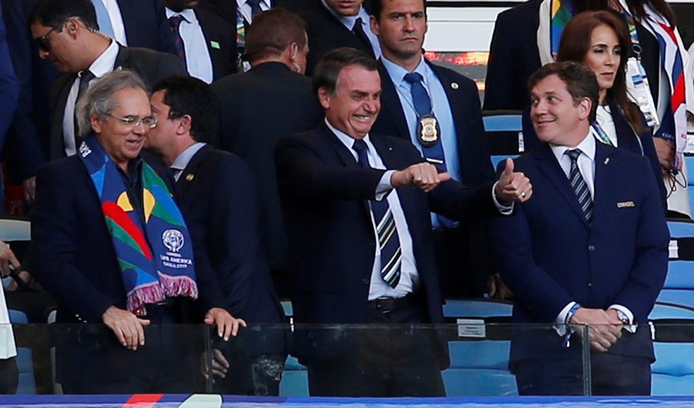Presidente Jair Bolsonaro é favorável ao retorno do futebol o mais rápido possível — Foto: Luisa Gonzalez/Reuters