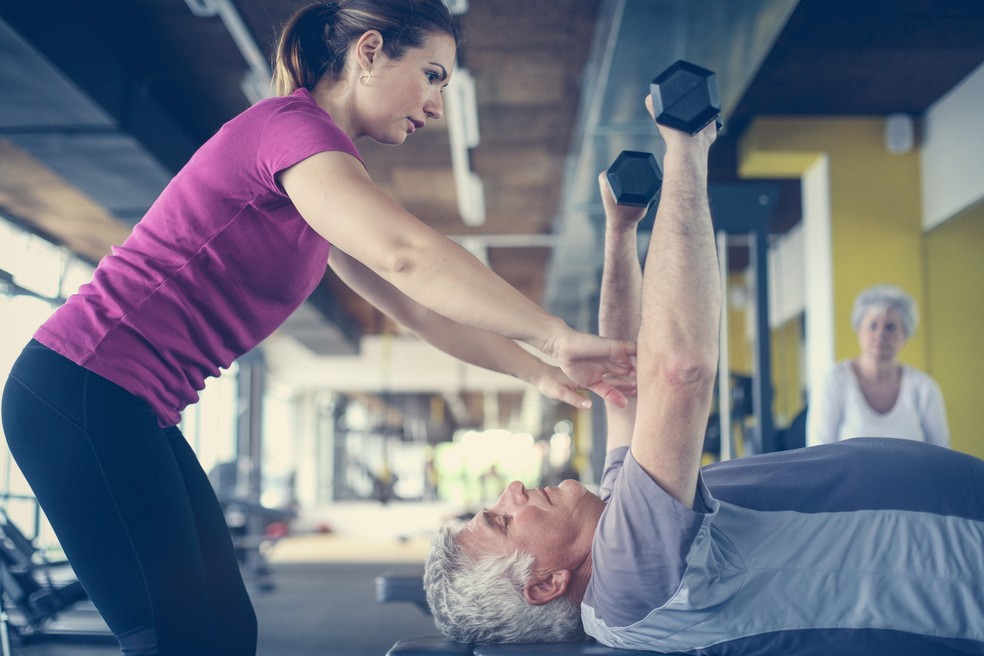A musculação favorece a saúde como um todo, em qualquer idade — Foto: Istock