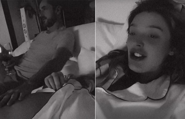 Felipe Andreoli faz carinho em barriga de Rafa Brites enquanto assiste TV  (Foto: Reprodução / Instagram)