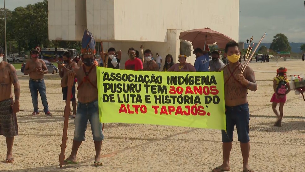 Indígenas fazem protesto na Praça dos Três Poderes, em Brasília, em defesa das terras tradicionais  — Foto: TV Globo/Reprodução 