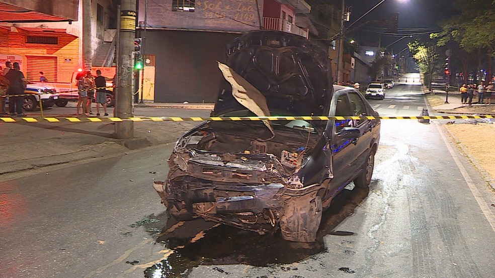 Um dos carros parou a dez metros do local do acidente — Foto: Reprodução TV Globo
