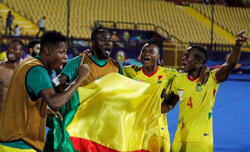 Jogadores do Benin comemoram classificação com a bandeira do país — Foto: Reuters