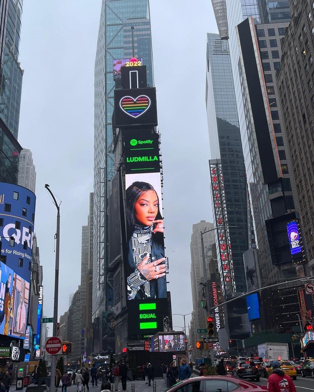 Telão na Times Square, em Nova York, exibe foto de Ludmilla (Foto: Reprodução/Instagram)
