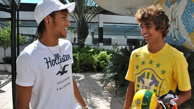 Neymar e Jay no CT Rei Pelé (Foto: Divulgação site oficial)