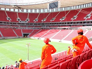 Funcionários da obra do Estádio Nacional de Brasília observam arena ainda em construção, nesta terça-feira (14) (Foto: Fabrício Marques/Globo Esporte)
